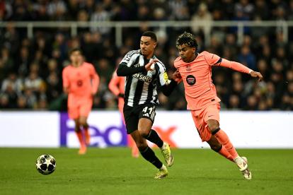 El Barça deposita sus esperanzas de gol en Lamine Yamal (d).