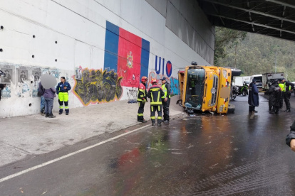 La volqueta aplastó al motocilista en la av. Simón Bolívar y Granados.
