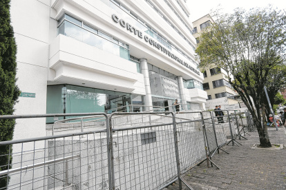 Cerco. La Policía ha instalado vallas metálicas en los exteriores de la Corte Constitucional, en Quito.