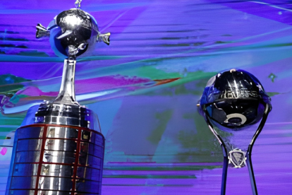 Los trofeos de la Copa Libertadores y la Copa Sudamericana.