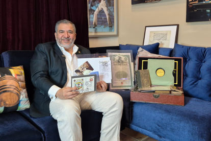 El coleccionista ecuatoriano de 52 años, lleva dos décadas dedicado a reunir manuscritos antiguos, objetos históricos y autógrafos.