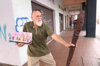 Luis Alberto Rivas, conocido como Maestro Roshi, ofrece plumas de colores en el centro de Guayaquil.