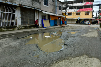 Calles deterioradas y servicios irregulares marcan el día a día en Durán.
