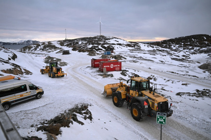 Los estudiantes practican el manejo de una excavadora en los terrenos de la Escuela de Minerales y Petróleo de Groenlandia en Sisimiut, Groenlandia, el 2 de febrero de 2026.