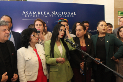 Integrantes de la Asamblea Nacional del Ecuador durante una rueda de prensa en la que se abordó la situación del juicio político contra Mario Godoy.