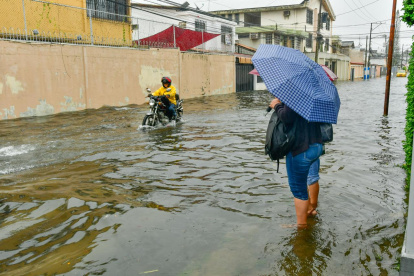 En el sur de Guayaquil, barrios como el del Seguro tuvieron calles convertidas en canales, lo que puso en riesgo a peatones y conductores.