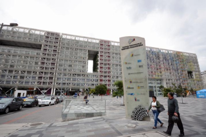 Instituciones. Plataforma financiera, complejo gubernamental que agrupa oficinas clave del sector público.