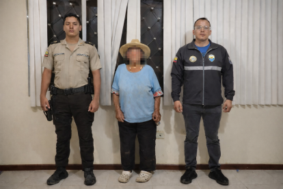 Agentes especializados de la Dinased realizaron el levantamiento del cuerpo y recopilaron indicios en el interior de la vivienda.