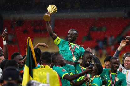 Sadio Mané de Senegal levanta el trofeo con sus compañeros de equipo mientras celebran tras ganar la Copa Africana de Naciones