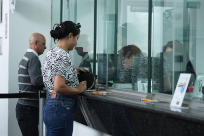 Personas solicitan crédito en la banca pública.