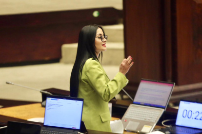 Viviana Veloz durante la interpelación a Mario Godoy en la Asamblea Nacional de Ecuador.