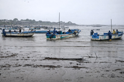Varias embarcaciones artesanales resultaron hundidas o quedaron a la deriva, afectando directamente el sustento de pescadores del puerto de Chanduy.