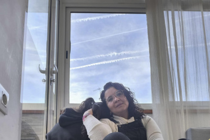 La colombiana Sofía Jiménez (42) y su hija Samy (11), que previsiblemente podrá acogerse a la regularización extraordinaria que plantea el Gobierno español.