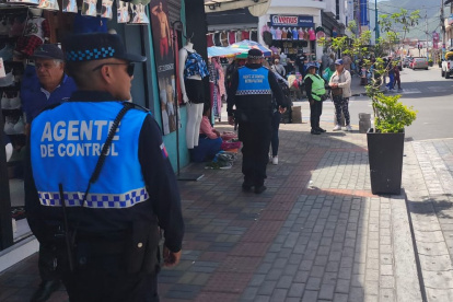 Referencia. El Cuerpo de Agentes de Control Metropolitano de Quito rechazó las agresiones registradas durante el operativo en la Plaza de San Francisco, en el Centro Histórico.