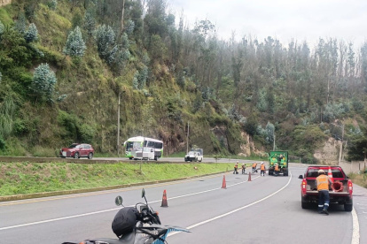 Tres carriles de la avenida Simón Bolívar se cerraron por trabajos en el sector de Guápulo, nororiente de Quito.