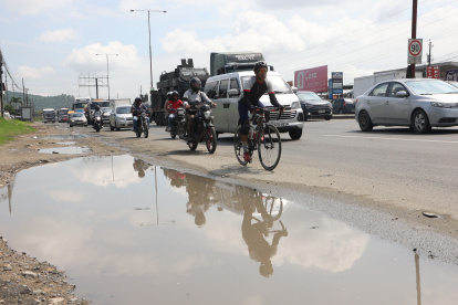 El problema no se limita a las vías internas, sino también a la avenida León Febres Cordero, donde en lugar de aceras hay huecos y baches.