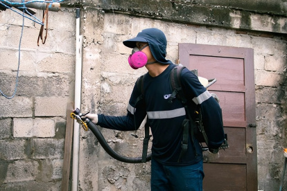 La Dirección municipal de Salud e Higiene realiza la fumigación, dentro y fuera de las casas, contra el dengue en diversos sectores de Guayaquil.