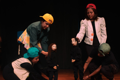 La obra es un montaje del Taller de Práctica Escénica de la Carrera de Artes Escénicas de la Facultad de Artes de la Universidad Central del Ecuador.