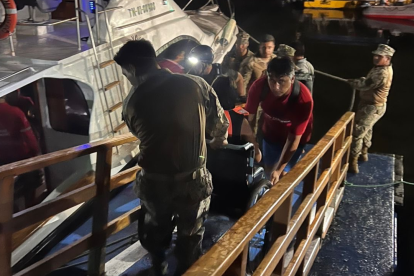 El capitán falleció y 28 personas fueron rescatadas en un operativo coordinado por la Armada del Ecuador y cuerpos de emergencia.