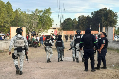 Integrantes de la Guardia Nacional de México custodian la zona donde se cometió un ataque armado en calles del estado de Guanajuato (México).