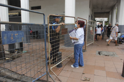 El ingreso a los alrededores del centro comercial Multicomercio está restringido desde el inicio del incendio, el 12 de febrero, y que se extendió al menos por cinco días.