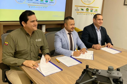 Exportadores de bananos donaron drones a Agrocalidad.