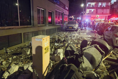 Dos personas murieron en Ramat Gan, en el distrito de Tel Aviv, por un impacto en su edificio registrado tras una andanada de misiles de Irán.