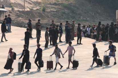 Personas rescatadas de centros de estafa en Myanmar llegan a Tailandia el 12 de febrero de 2025, en la zona fronteriza del distrito de Phop Phra, en el norte tailandés.