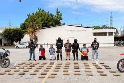 Un operativo ejecutado en Manta permitió la aprehensión de cuatro personas presuntamente involucradas en la distribución de marihuana.