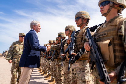 José Antonio Kast (i), saludando a militares en el punto de Observación Fronteriza en el complejo Chacalluta este lunes, en Arica (Chile).