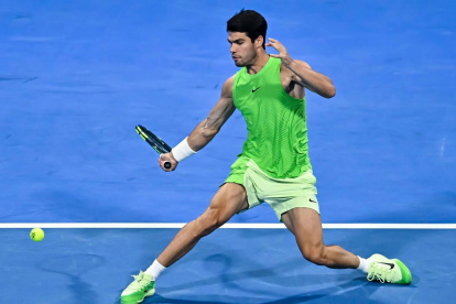 Carlos Alcaraz avanzó a las finales del Torneo de Doha al vencer a Andrey Rublev.