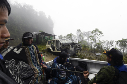 Guardias indígenas de la comunidad Nasa participan en la caravana del líder indígena Esneyder Gómez Salamanca, candidato a un escaño por la Paz en el Congreso, en la región del Naya, departamento del Cauca, Colombia.