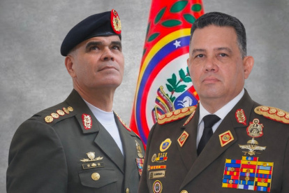 Vladimir Padrino López (izquierda) fue cesado como ministro venezolano de Defensa, cargo que ocupó por más de una década, y lo reemplaza Gustavo González López.