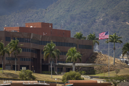 Hecho. La bandera se levantó durante el fin de semana en la embajada ubicada en una urbanización de la capital.