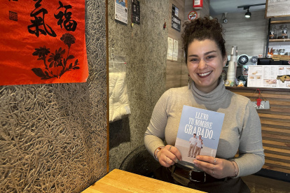 Amelia Pérez (1998), editora y traductora en la editorial zaragozana 'Más al Este', posa en una entrevista con EFE desde una cafetería en Taipéi.