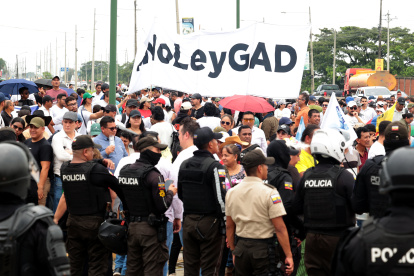 Durante la aprobación de la reforma al Cootad, grupos ciudadanos protestaron solicitando el archivo de la ley económico urgente.