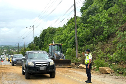 Con maquinaria pesada se limpió la Ruta del Spondykus en el tramo Olón - Montañita que sufrió un deslave por la lluvia