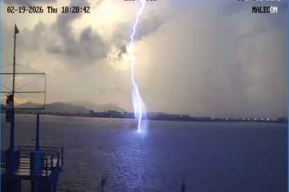 El sistema ECU 911 captó la caída de un rayo en el río Guayas, durante la tormenta eléctrica del 19 de febrero de 2026.