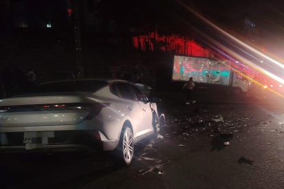 El siniestro de tránsito involucró a un vehículo mediano y un camión.