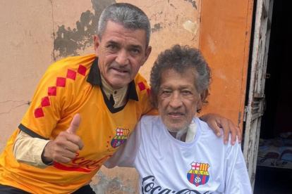 Freddy Bravo exjugador de Barcelona SC junto a Víctor Mendoza, el exgolero que necesita ayuda económica.