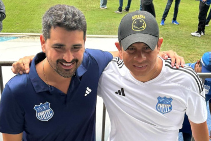 José Jiménez nuevo presidente del Emelec junto a un socio azul en el Capwell.