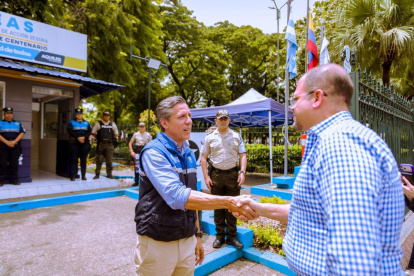 Según informó Álex Anchundia, gerente de Segura EP (a la izquierda en la foto), la entidad pondrá a disposición equipos, infraestructura y personal para que las labores policiales se realicen de manera más eficiente.