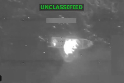 Captura de video tomada de la cuenta en X @Southcom del Comando Sur de Estados Unidos, que muestra una lancha atacada en aguas internacionales del Pacífico.