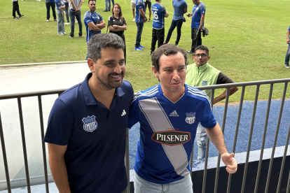 José David Jiménez durante la jornada electoral en el estadio Capwell, junto a hinchas.