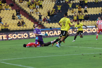 Darío Benedetto celebra el gol del triunfo ante Técnico Universitario.