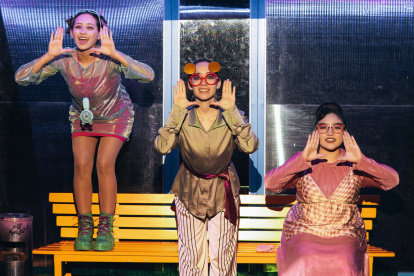 La propuesta escénica del Colectivo Barullo mezcla distopía, crítica social y experimentación teatral para reflexionar sobre el poder, la comunicación y las reglas que rigen la vida contemporánea.