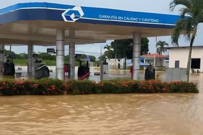 Machala presenta inundaciones tras intensas lluvias y desborde del río Pital.
