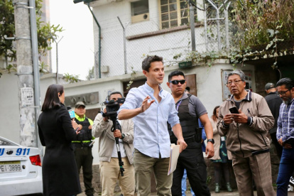 El concejal Wilson Merino llegó este 23 de febrero de 2026 a la Corte Constitucional acompañado de dirigentes barriales.