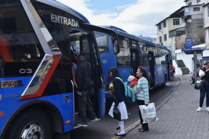 En Quito hay 3.600 buses urbanos. En redes sociales es común ver videos de correteos y más infracciones e incumplimiento de revisión técnica frente a mínimo control por parte de la AMT.