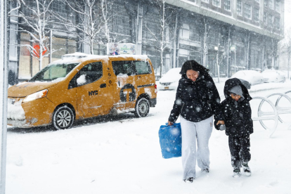 Millones de personas en Nueva York permanecen en sus hogares tras la entrada en vigor de una prohibición total de circulación no esencial.